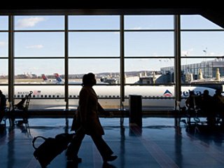 Американские власти с сегодняшнего дня вводят новые правила предполетного досмотра пассажиров всех авиакомпаний, выполняющих из-за рубежа рейсы в США