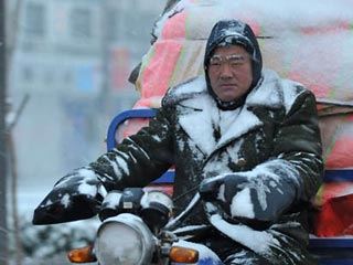 В отдельных частях китайской столицы за минувший день выпало до 33,2 сантиметра снега - это рекордный суточный показатель с 1951 года