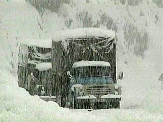 Транскавказская магистраль, соединяющая Россию с Южной Осетией, в понедельник с 8:00 по московскому времени вновь закрыта для проезда из-за сильного снегопада и опасности схода снежных лавин