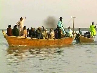 Лодка с 29 пассажирами потерпела крушение в реке на востоке Индии, судьба по меньшей 18 человек, в том числе семерых детей, остается неизвестной