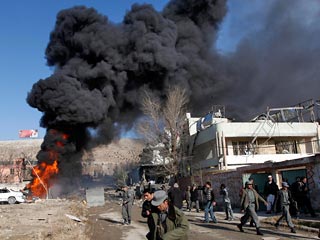 По меньшей мере пятеро иностранцев погибли в минувшие выходные при взрывах на юге Афганистана