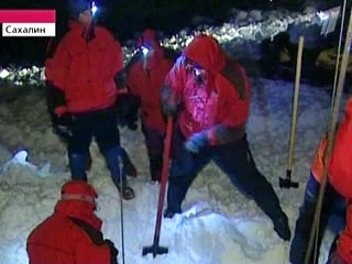 На Сахалине под снежной лавиной, сошедшей ночью 1 января на стальную магистраль, сегодня вечером обнаружено тело второго пропавшего железнодорожника