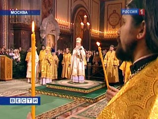 В кафедральном соборе Русской православной церкви - храме Христа Спасителя - началось ночное торжественное богослужение, посвященное великому празднику Рождеству Христову