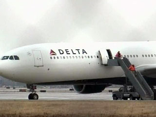 Рейс американской авиакомпании Delta Москва-Нью-Йорк, запланированный на 12:05 мск вторника, вылетел из Шереметьево лишь в 22:03 мск среды