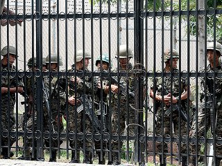 Запрос на арест группы членов высшего армейского командования Гондураса, осуществившей 28 июня прошлого года военный переворот, представило министерство безопасности этой республики