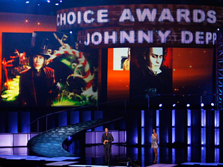 Голливудские звезды Сандра Буллок и Джонни Депп стали любимыми артистами 2010 года, лауреатами премии "Народный выбор" (People's Choice Awards)