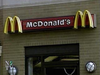 Американка разгромила McDonald`s, когда там отказались взять обратно неаппетитный гамбургер