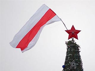 Появившийся на елке старый флаг Белоруссии вызвал переполох в Витебске