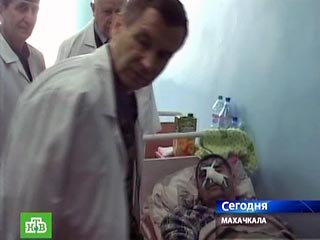 Нургалиев навестил в больницах раненных при теракте в Махачкале милиционеров и вручил им награды