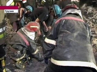 В Тбилиси обрушилось бывшее здание Национальной гвардии Минобороны страны: под обломками четверо рабочих