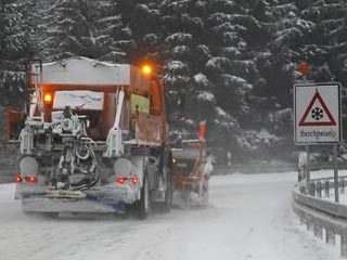 Продолжающиеся с вечера пятницы обильные снегопады вызвали серьезные проблемы на дорогах и в аэропортах ФРГ