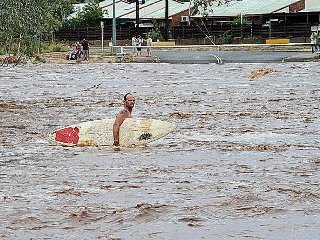 Семь человек числятся пропавшими без вести в результате сильного наводнения, обрушившегося на северные районы Австралии