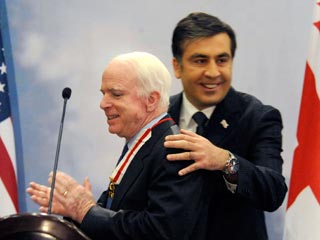 Грузинский президент Михаил Саакашвили в понедельник в Батуми вручил сенатору США Джону Маккейну орден Национального героя Грузии