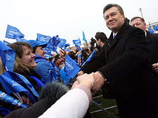 На главный пост страны претендуют 18 человек, но основная борьба, как и предсказывали аналитики, развернулась между премьером Юлией Тимошенко и лидером Партии регионов Украины Виктором Януковичем