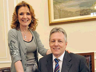 Первый министр Северной Ирландии Питер Робинсон сложил с себя полномочия на шесть недель из-за скандала вокруг частной жизни и финансов его жены