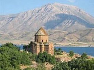 Министерство культуры Турции запретило проводить богослужения в армянской церкви на острове Ахтамар