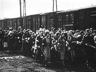 Две крупнейшие польские ветеранские организации - "Польский союз бывших гитлеровских политзаключенных и узников концлагерей" и "Товарищество поляков, пострадавших от Третьего рейха"- потребовали от руководства германского национального железнодорожного пе