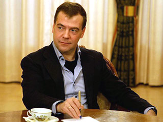 Президент РФ Дмитрий Медведев пригласил в субботу в свою резиденцию в Завидово руководителей партий, представленных в Госдуме