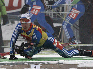 Российский биатлонист Евгений Устюгов занял второе место в масс-старте на пятом этапе Кубка мира в немецком Рупольдинге и сохранил за собой желтую майку лидера общего зачета