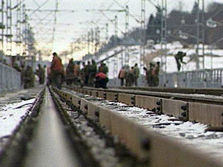 Движение поездов по Транссибирской магистрали в Ишимском районе Тюменской области, которое было прервано в субботу из-за схода двух вагонов грузового поезда, восстановлено в воскресенье