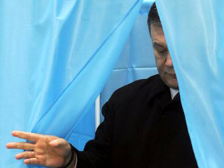 Кандидат в президенты Украины Виктор Янукович одержал убедительную победу на избирательном участке в Санкт-Петербурге, набрав 244 голоса (около 60%)