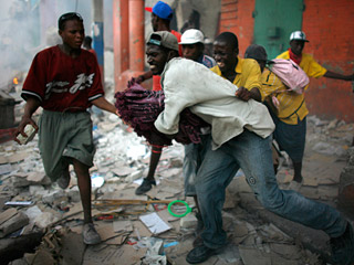 В столице Порт-о-Пренс хозяйничают грабители, поскольку жителям не хватает даже еды