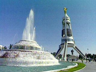 В столице Туркменистана планируется демонтировать Арку нейтралитета, которая была построена по распоряжению первого президента Туркменистана Сапармурата Ниязова