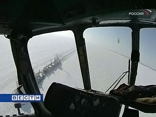Завершена операция по эвакуации 14 рыбаков, попавших в ледовый плен у берегов Сахалина. Вертолет МИ-8 доставил моряков до ближайшего населенного пункта