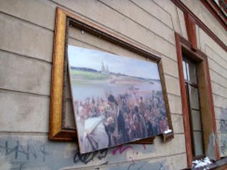 Уличная выставка Русского музея на канале Грибоедова в Санкт-Петербурге подверглась атаке вандалов. Репродукции выломали из рам, рамы сломали, а некоторые репродукции исчезли