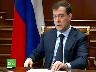 "Я полагаю, что вам следует приступить к исполнению должности посла на Украине и стараться внести максимальный вклад в укрепление дружеского характера отношений между нашими странами", - сказал Медведев Зурабову