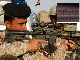 На винтовке, которую держит иракский солдат, - ссылка на евангелие от Иоанна