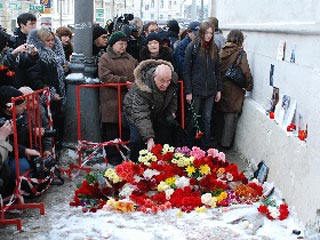 В центре Москвы во вторник около 400 человек приняли участие в запланированном на этот день шествии памяти убитых ровно год назад адвоката-правозащитника Станислава Маркелова и журналистки Анастасии Бабуровой