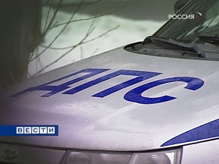 Московские стражи порядка ищут четверых неизвестных, которые бросили автомобиль Lexus с целым арсеналом оружия. Сами злоумышленники благополучно скрылись во дворах, несмотря на милицейскую стрельбу