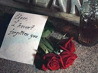 По словам хранителя мемориального музея писателя в Балтиморе, впервые розы и коньяк появились на могиле в 1949 году