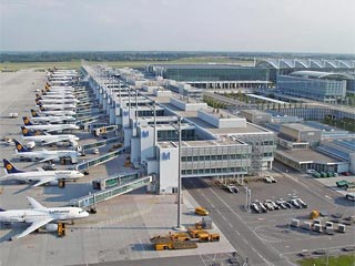 Федеральная полиция Германии ищет в аэропорту Мюнхена неизвестного, на чьем ноутбкуке на контроле были обнаружены следы взрывчатки. Как передает ИТАР-ТАСС, после обнаружения мужчина скрылся в закрытой для пассажиров зоне