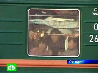 В одном из вагонов пассажирского поезда Бишкек-Москва женщина пыталась убить в туалете собственную дочь. Пятилетнюю девочку спасли пассажиры и проводник