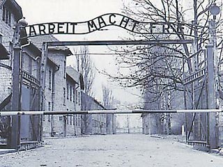 Украденная металлическая пластина с надписью Arbeit macht frei ("Труд освобождает") в бывшем гитлеровском концлагере "Аушвиц-Биркенау" возвращена в четверг в музей Освенцима