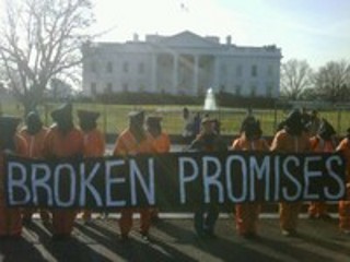 В Вашингтоне активисты правозащитной организации "Свидетельство против пыток" провели акцию протеста под названием: "Нарушенные обещания, попранные законы, сломанные жизни"
