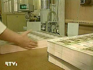 Банк России проводит эксперимент по продлению срока жизни банкнот выпущены в обращение 100-рублевые купюры, покрытые специальным водоотталкивающим лаком