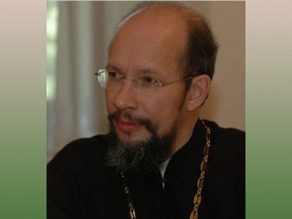 По словам  протоиерея Николая Балашова, Патриарх Ириней принадлежит к числу старейших архиереев Сербской православной церкви. Он отличается взвешенной рассудительностью суждений и пользуется большим авторитетом в среде как сербского епископата