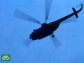 Вертолет Ми-8 сахалинской компании "Авиашельф" снял с терпящего бедствие в Охотском море теплохода "Смольнинский" 11 человек пассажиров и сейчас доставляет их в город Ноглики (север Сахалина)