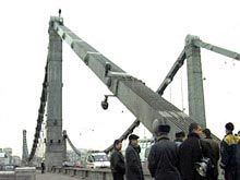Бывший участковый милиционер ОВД "Перово" забрался на опору Крымского моста, откуда потребовал решить его жилищную проблему