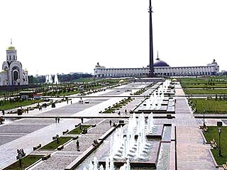 По соглашению о сотрудничестве, заключенному между правительствами Москвы и Тувы, храм "желтой веры" возводится на территории парка Победы, представляющего собой мемориал воинам различных национальностей и верований, воевавших против фашизма