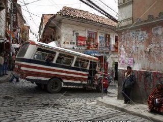 В Боливии перевернулся пассажирский автобус. В результате пять человек погибли, 16 получили ранения
