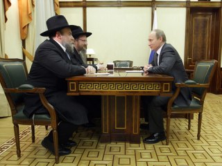 Премьер-министр РФ Владимир Путин встретился сегодня с Главным раввином России Берл Лазаром