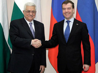 Президент России Дмитрий Медведев принял в Сочи главу Палестинской национальной администрации Махмуда Аббаса, чтобы обсудить с ним ближневосточное урегулирование