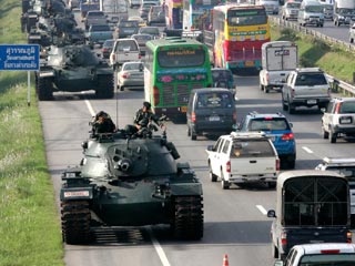 Объезжая "пробку", тайские танкисты едва не устроили в стране переворот