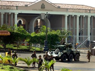Верховный суд Гондураса освободил от ответственности верхушку армейского командования за насильственное выдворение из страны президента Мануэля Селайи, свергнутого в результате путча 28 июня прошлого года