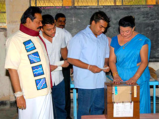 Действующий президент Шри-Ланки Махинда Раджапакса, по предварительным данным, лидирует в первом туре президентских выборов, заручившись поддержкой 60% избирателей