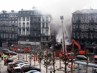 В городе Льеж на востоке Бельгии в результате взрыва обрушился пятиэтажный жилой дом: пострадали 40 человек, еще двое считаются пропавшими без вести